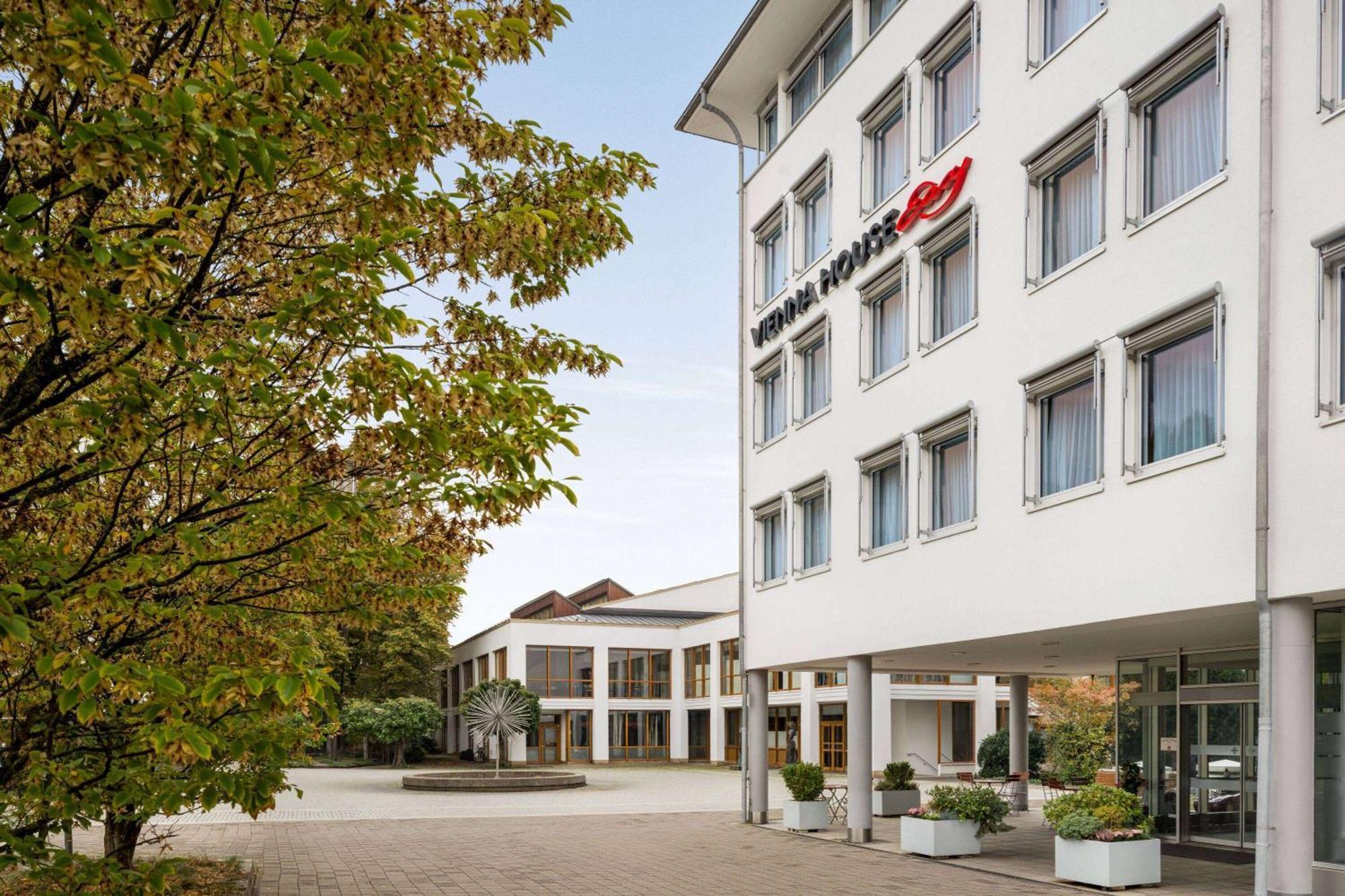 Отель Vienna House Easy By Wyndham Гюнцбург Экстерьер фото